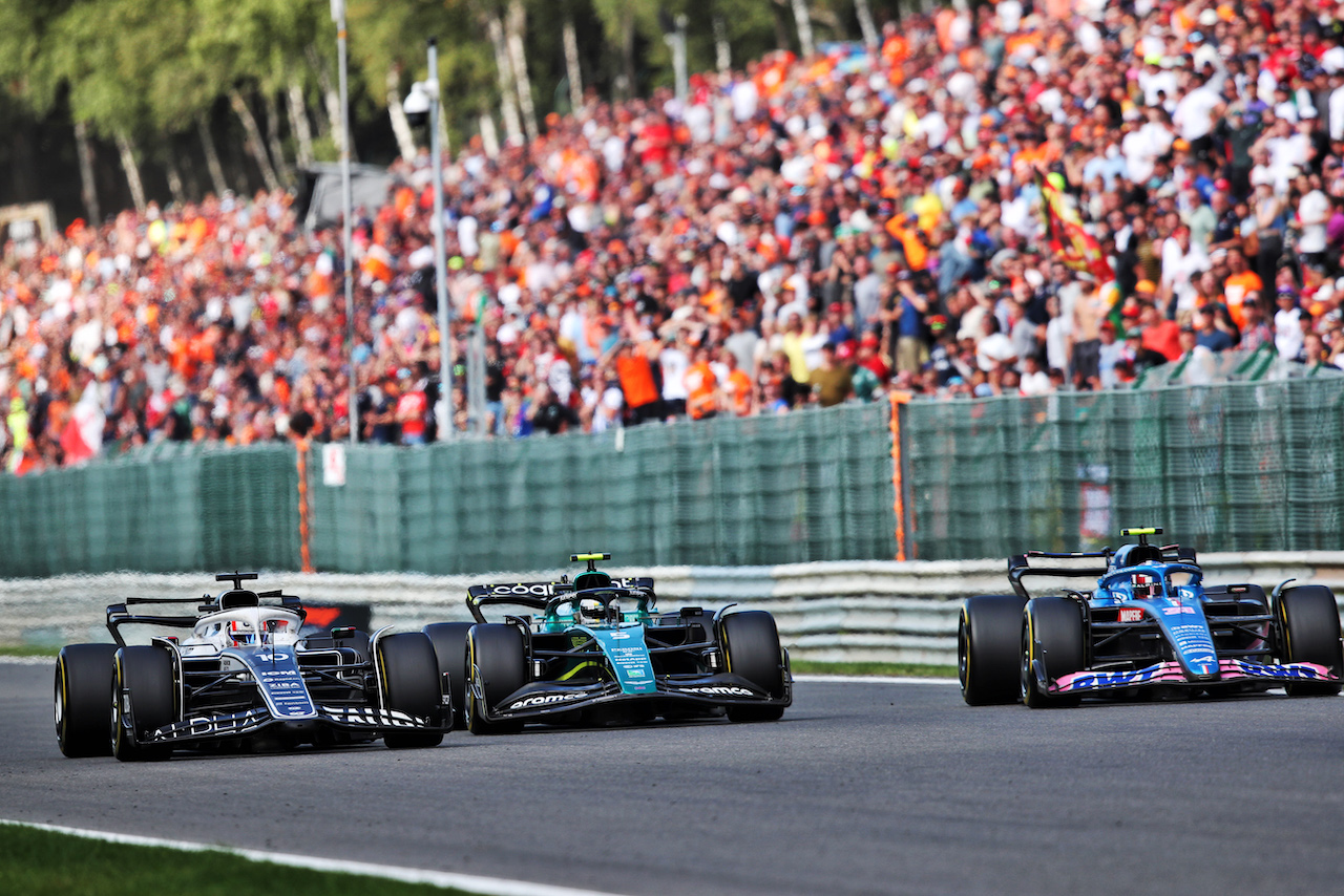 GP BELGIO, (L to R): Pierre Gasly (FRA) AlphaTauri AT03; Sebastian Vettel (GER) Aston Martin F1 Team AMR22; e Esteban Ocon (FRA) Alpine F1 Team A522 battle for position.
28.08.2022. Formula 1 World Championship, Rd 14, Belgian Grand Prix, Spa Francorchamps, Belgium, Gara Day.
 - www.xpbimages.com, EMail: requests@xpbimages.com © Copyright: Coates / XPB Images