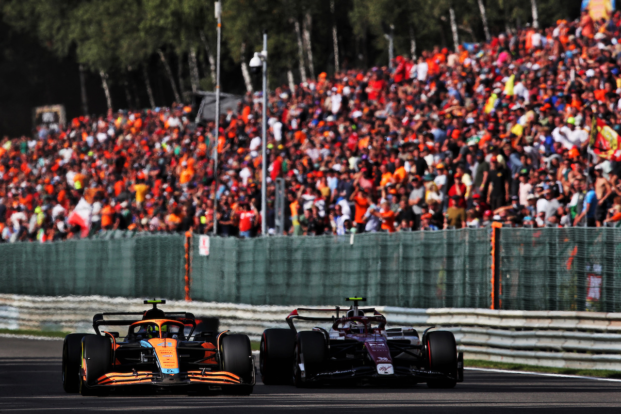 GP BELGIO, (L to R): Lando Norris (GBR) McLaren MCL36 e Guanyu Zhou (CHN) Alfa Romeo F1 Team C42 battle for position.
28.08.2022. Formula 1 World Championship, Rd 14, Belgian Grand Prix, Spa Francorchamps, Belgium, Gara Day.
 - www.xpbimages.com, EMail: requests@xpbimages.com © Copyright: Coates / XPB Images