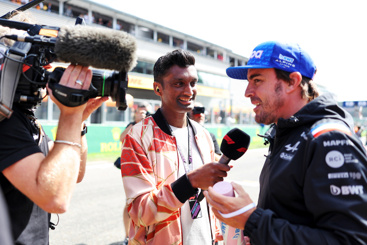 GP BELGIO, (L to R): Lawrence Barretto (GBR) Formula 1 Senior Writer Editor with Fernando Alonso (ESP) Alpine F1 Team on the drivers parade.
28.08.2022. Formula 1 World Championship, Rd 14, Belgian Grand Prix, Spa Francorchamps, Belgium, Gara Day.
- www.xpbimages.com, EMail: requests@xpbimages.com © Copyright: Bearne / XPB Images