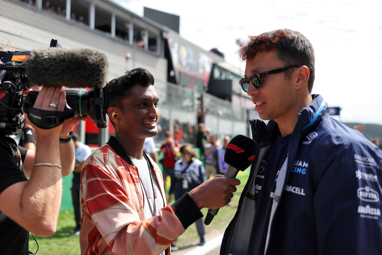 GP BELGIO, (L to R): Lawrence Barretto (GBR) Formula 1 Senior Writer Editor with Alexander Albon (THA) Williams Racing on the drivers parade.
28.08.2022. Formula 1 World Championship, Rd 14, Belgian Grand Prix, Spa Francorchamps, Belgium, Gara Day.
- www.xpbimages.com, EMail: requests@xpbimages.com © Copyright: Bearne / XPB Images