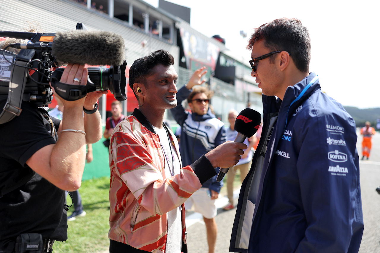 GP BELGIO, (L to R): Lawrence Barretto (GBR) Formula 1 Senior Writer Editor with Alexander Albon (THA) Williams Racing on the drivers parade.
28.08.2022. Formula 1 World Championship, Rd 14, Belgian Grand Prix, Spa Francorchamps, Belgium, Gara Day.
- www.xpbimages.com, EMail: requests@xpbimages.com © Copyright: Bearne / XPB Images