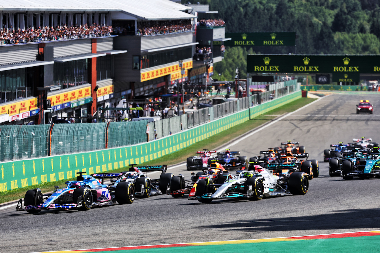 GP BELGIO, Fernando Alonso (ESP) Alpine F1 Team A522 e Lewis Hamilton (GBR) Mercedes AMG F1 W13 at the partenza of the race.
28.08.2022. Formula 1 World Championship, Rd 14, Belgian Grand Prix, Spa Francorchamps, Belgium, Gara Day.
- www.xpbimages.com, EMail: requests@xpbimages.com © Copyright: Bearne / XPB Images