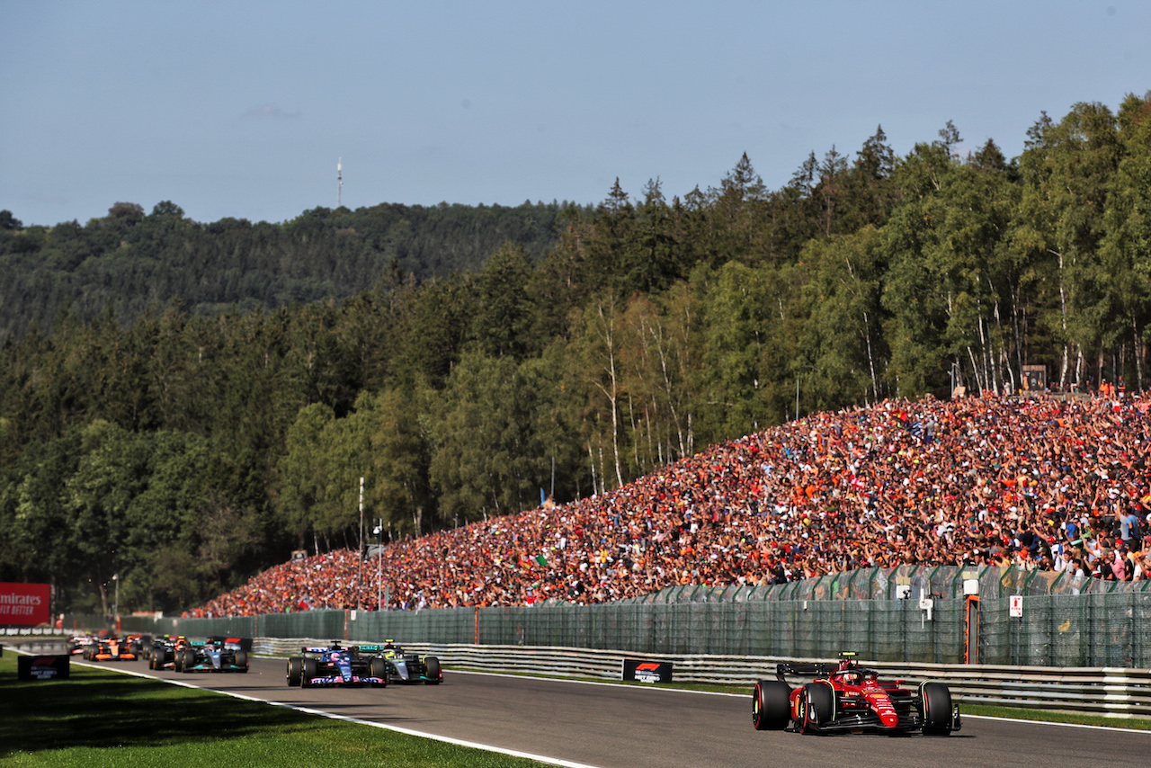 GP BELGIO, Carlos Sainz Jr (ESP) Ferrari F1-75 davanti a at the partenza of the race.
28.08.2022. Formula 1 World Championship, Rd 14, Belgian Grand Prix, Spa Francorchamps, Belgium, Gara Day.
 - www.xpbimages.com, EMail: requests@xpbimages.com © Copyright: Coates / XPB Images