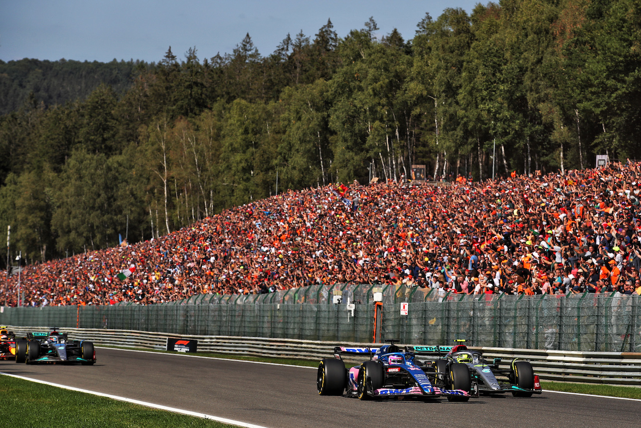 GP BELGIO, Fernando Alonso (ESP) Alpine F1 Team A522 e Lewis Hamilton (GBR) Mercedes AMG F1 W13 battle for position at the partenza of the race.
28.08.2022. Formula 1 World Championship, Rd 14, Belgian Grand Prix, Spa Francorchamps, Belgium, Gara Day.
 - www.xpbimages.com, EMail: requests@xpbimages.com © Copyright: Coates / XPB Images