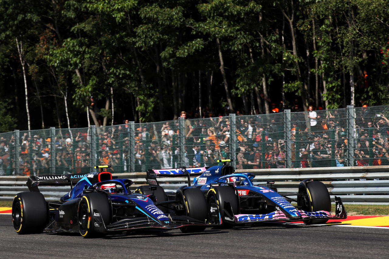 GP BELGIO, (L to R): Nicholas Latifi (CDN) Williams Racing FW44 e Esteban Ocon (FRA) Alpine F1 Team A522 battle for position at the partenza of the race.
28.08.2022. Formula 1 World Championship, Rd 14, Belgian Grand Prix, Spa Francorchamps, Belgium, Gara Day.
 - www.xpbimages.com, EMail: requests@xpbimages.com © Copyright: Coates / XPB Images