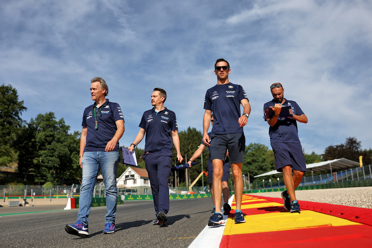 GP BELGIO, Nicholas Latifi (CDN) Williams Racing walks the circuit with the team.
25.08.2022. Formula 1 World Championship, Rd 14, Belgian Grand Prix, Spa Francorchamps, Belgium, Preparation Day.
- www.xpbimages.com, EMail: requests@xpbimages.com © Copyright: Bearne / XPB Images