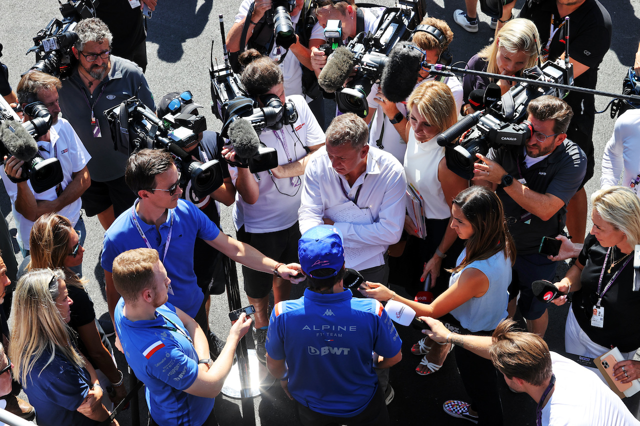GP BELGIO, Fernando Alonso (ESP) Alpine F1 Team with the media.
25.08.2022. Formula 1 World Championship, Rd 14, Belgian Grand Prix, Spa Francorchamps, Belgium, Preparation Day.
- www.xpbimages.com, EMail: requests@xpbimages.com © Copyright: Moy / XPB Images