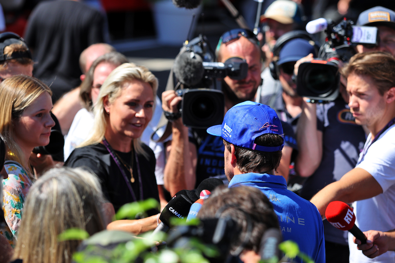 GP BELGIO, Fernando Alonso (ESP) Alpine F1 Team with the media.
25.08.2022. Formula 1 World Championship, Rd 14, Belgian Grand Prix, Spa Francorchamps, Belgium, Preparation Day.
- www.xpbimages.com, EMail: requests@xpbimages.com © Copyright: Moy / XPB Images