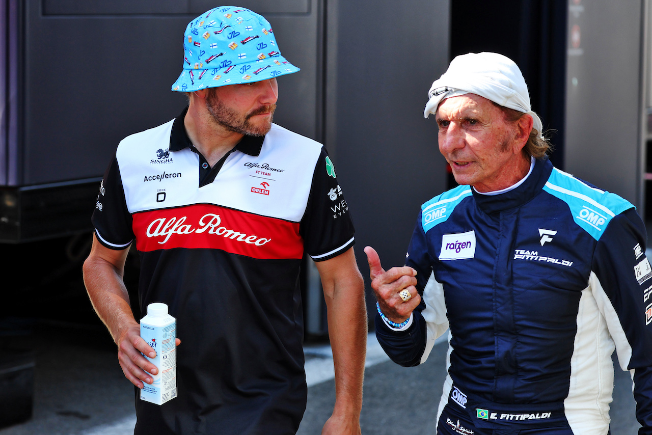 GP BELGIO, (L to R): Valtteri Bottas (FIN) Alfa Romeo F1 Team with Emerson Fittipaldi (BRA).
25.08.2022. Formula 1 World Championship, Rd 14, Belgian Grand Prix, Spa Francorchamps, Belgium, Preparation Day.
- www.xpbimages.com, EMail: requests@xpbimages.com © Copyright: Moy / XPB Images