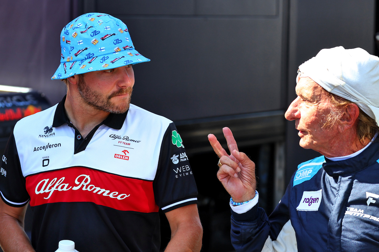 GP BELGIO, (L to R): Valtteri Bottas (FIN) Alfa Romeo F1 Team with Emerson Fittipaldi (BRA).
25.08.2022. Formula 1 World Championship, Rd 14, Belgian Grand Prix, Spa Francorchamps, Belgium, Preparation Day.
- www.xpbimages.com, EMail: requests@xpbimages.com © Copyright: Batchelor / XPB Images