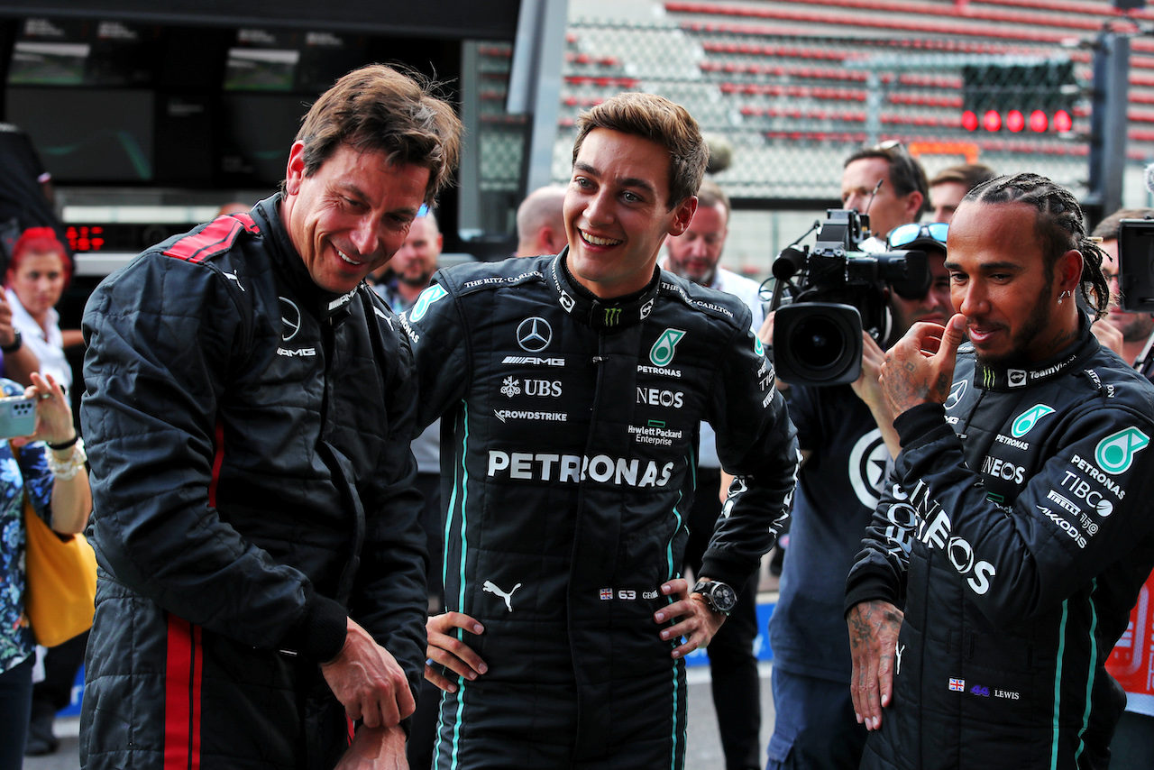 GP BELGIO, (L to R): Toto Wolff (GER) Mercedes AMG F1 Shareholder e Executive Director with George Russell (GBR) Mercedes AMG F1 e Lewis Hamilton (GBR) Mercedes AMG F1.
25.08.2022. Formula 1 World Championship, Rd 14, Belgian Grand Prix, Spa Francorchamps, Belgium, Preparation Day.
 - www.xpbimages.com, EMail: requests@xpbimages.com © Copyright: Coates / XPB Images