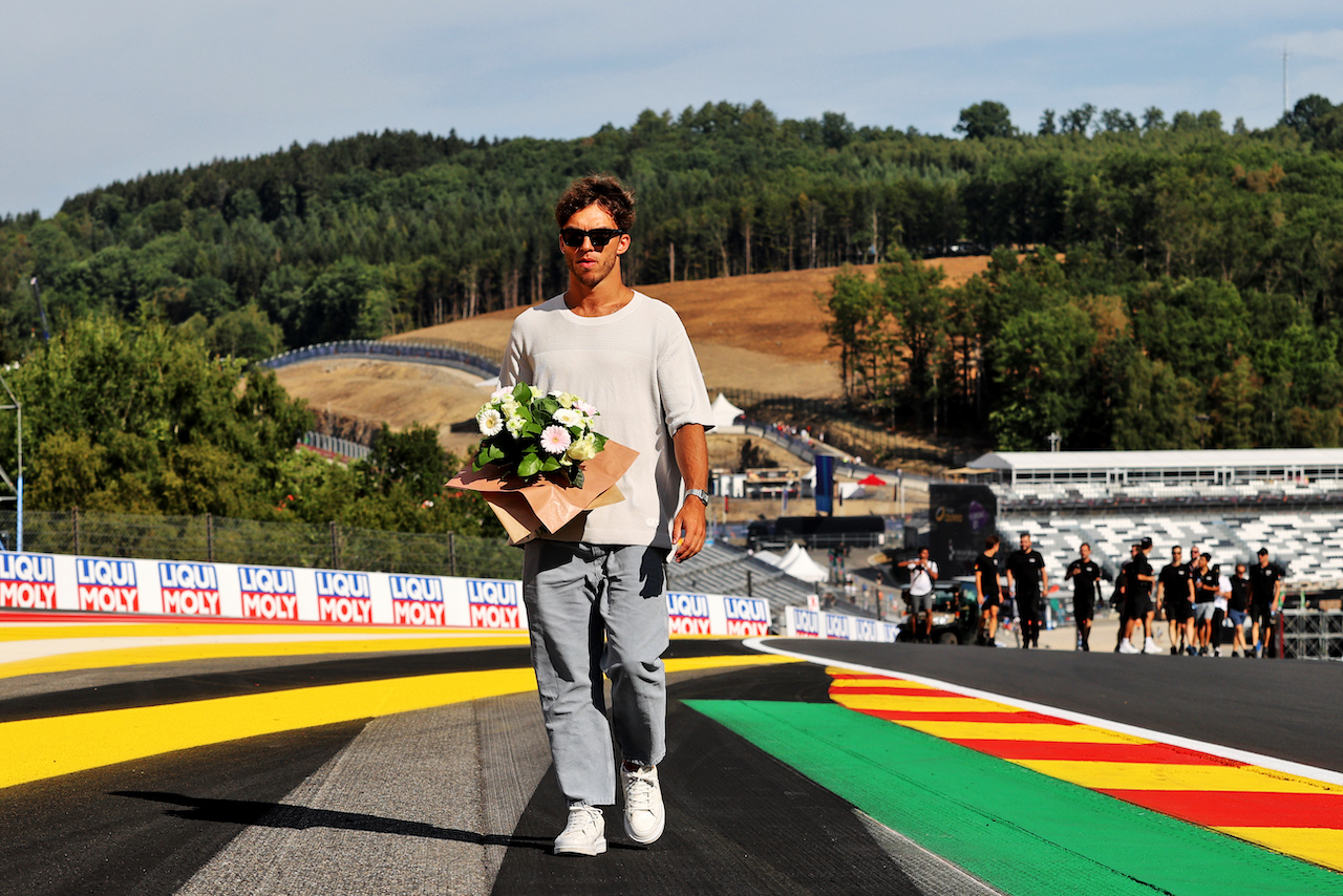 GP BELGIO, Pierre Gasly (FRA) AlphaTauri pays his respects to Anthoine Hubert.
25.08.2022. Formula 1 World Championship, Rd 14, Belgian Grand Prix, Spa Francorchamps, Belgium, Preparation Day.
- www.xpbimages.com, EMail: requests@xpbimages.com © Copyright: Moy / XPB Images