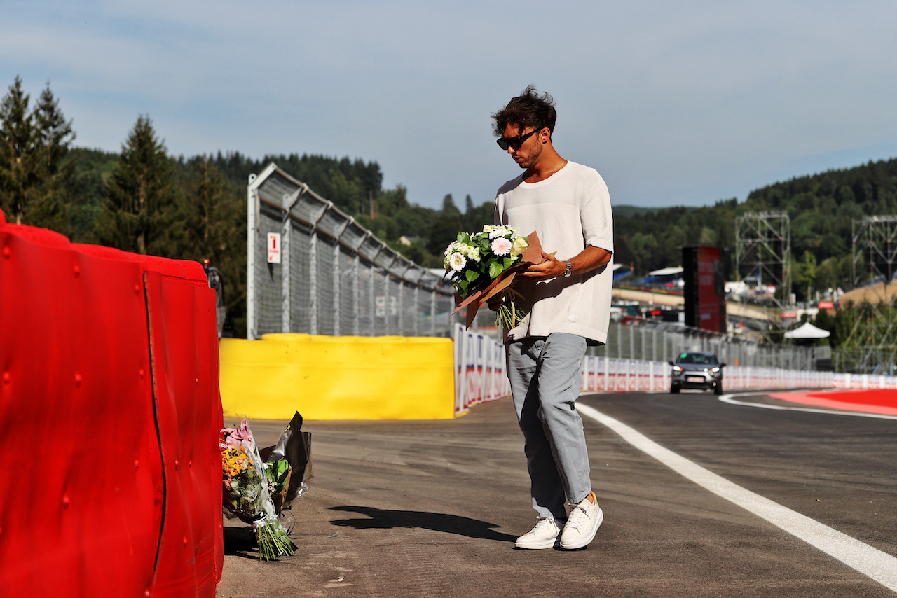 GP BELGIO, Pierre Gasly (FRA) AlphaTauri pays his respects to Anthoine Hubert.
25.08.2022. Formula 1 World Championship, Rd 14, Belgian Grand Prix, Spa Francorchamps, Belgium, Preparation Day.
- www.xpbimages.com, EMail: requests@xpbimages.com © Copyright: Moy / XPB Images