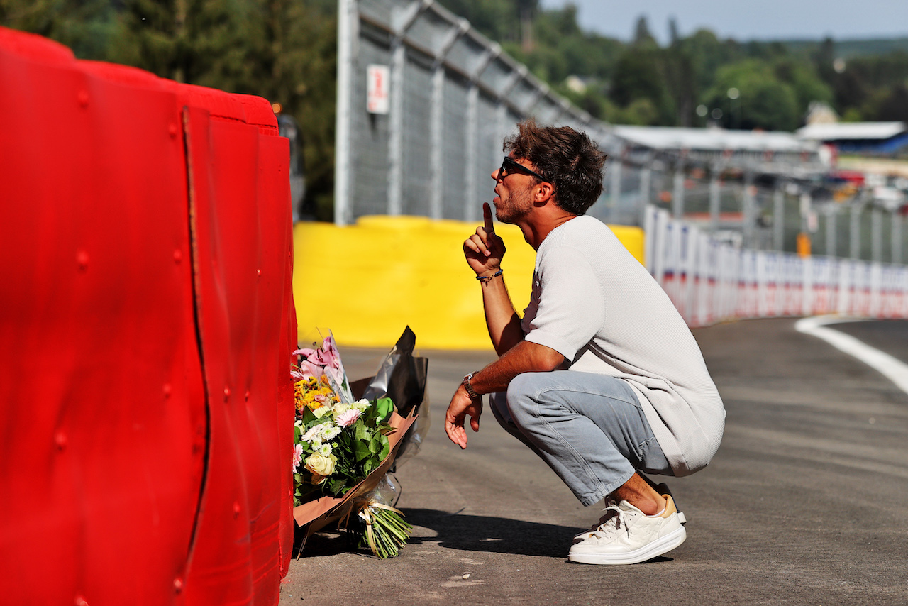 GP BELGIO, Pierre Gasly (FRA) AlphaTauri pays his respects to Anthoine Hubert.
25.08.2022. Formula 1 World Championship, Rd 14, Belgian Grand Prix, Spa Francorchamps, Belgium, Preparation Day.
- www.xpbimages.com, EMail: requests@xpbimages.com © Copyright: Moy / XPB Images