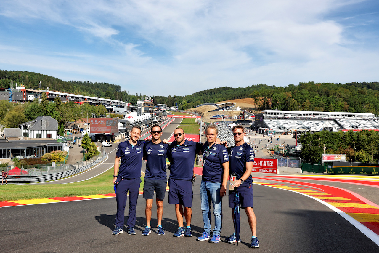 GP BELGIO, Nicholas Latifi (CDN) Williams Racing walks the circuit with the team.
25.08.2022. Formula 1 World Championship, Rd 14, Belgian Grand Prix, Spa Francorchamps, Belgium, Preparation Day.
- www.xpbimages.com, EMail: requests@xpbimages.com © Copyright: Bearne / XPB Images