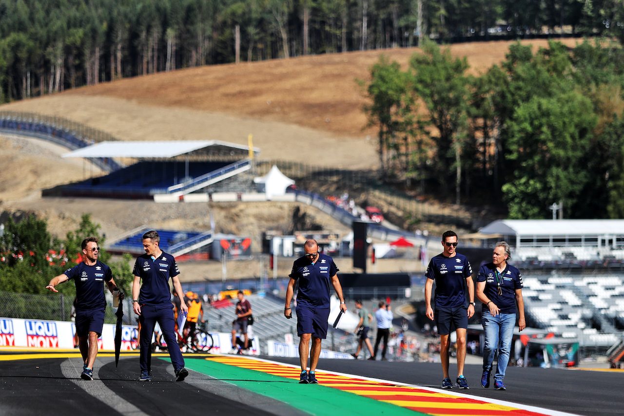 GP BELGIO, Nicholas Latifi (CDN) Williams Racing walks the circuit with the team.
25.08.2022. Formula 1 World Championship, Rd 14, Belgian Grand Prix, Spa Francorchamps, Belgium, Preparation Day.
- www.xpbimages.com, EMail: requests@xpbimages.com © Copyright: Moy / XPB Images