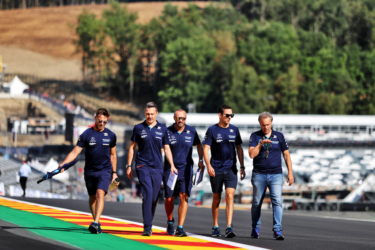 GP BELGIO, Nicholas Latifi (CDN) Williams Racing walks the circuit with the team.
25.08.2022. Formula 1 World Championship, Rd 14, Belgian Grand Prix, Spa Francorchamps, Belgium, Preparation Day.
- www.xpbimages.com, EMail: requests@xpbimages.com © Copyright: Moy / XPB Images