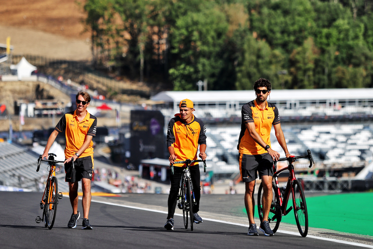 GP BELGIO, Lando Norris (GBR) McLaren rides the circuit with the team.
25.08.2022. Formula 1 World Championship, Rd 14, Belgian Grand Prix, Spa Francorchamps, Belgium, Preparation Day.
- www.xpbimages.com, EMail: requests@xpbimages.com © Copyright: Moy / XPB Images
