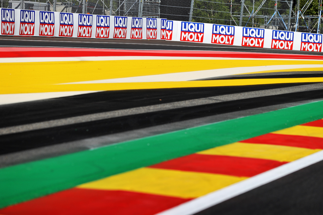 GP BELGIO, Circuit Atmosfera - kerb detail.
25.08.2022. Formula 1 World Championship, Rd 14, Belgian Grand Prix, Spa Francorchamps, Belgium, Preparation Day.
- www.xpbimages.com, EMail: requests@xpbimages.com © Copyright: Moy / XPB Images