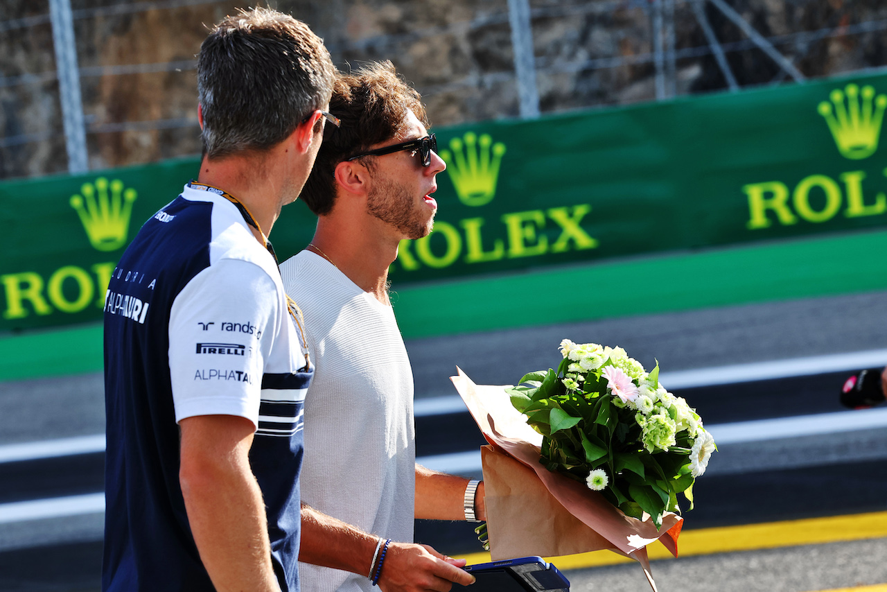 GP BELGIO, Pierre Gasly (FRA) AlphaTauri pays his respects to Anthoine Hubert.
25.08.2022. Formula 1 World Championship, Rd 14, Belgian Grand Prix, Spa Francorchamps, Belgium, Preparation Day.
- www.xpbimages.com, EMail: requests@xpbimages.com © Copyright: Batchelor / XPB Images