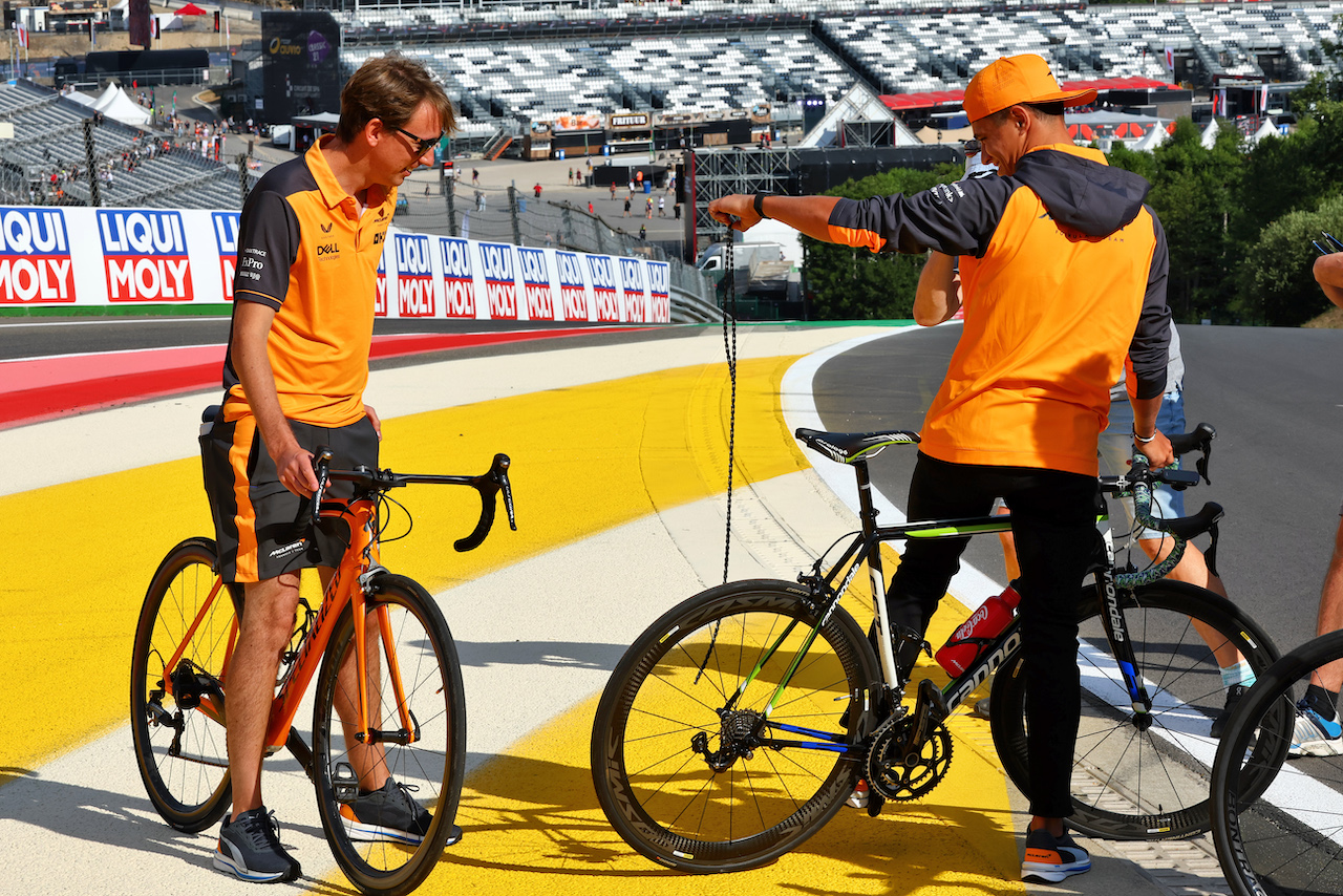 GP BELGIO, Lando Norris (GBR) McLaren with a broken chain on his bicycle.
25.08.2022. Formula 1 World Championship, Rd 14, Belgian Grand Prix, Spa Francorchamps, Belgium, Preparation Day.
- www.xpbimages.com, EMail: requests@xpbimages.com © Copyright: Batchelor / XPB Images