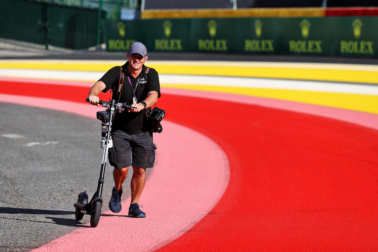 GP BELGIO, Russell Batchelor (GBR) XPB Images Photographer walks the circuit.
25.08.2022. Formula 1 World Championship, Rd 14, Belgian Grand Prix, Spa Francorchamps, Belgium, Preparation Day.
- www.xpbimages.com, EMail: requests@xpbimages.com © Copyright: Moy / XPB Images