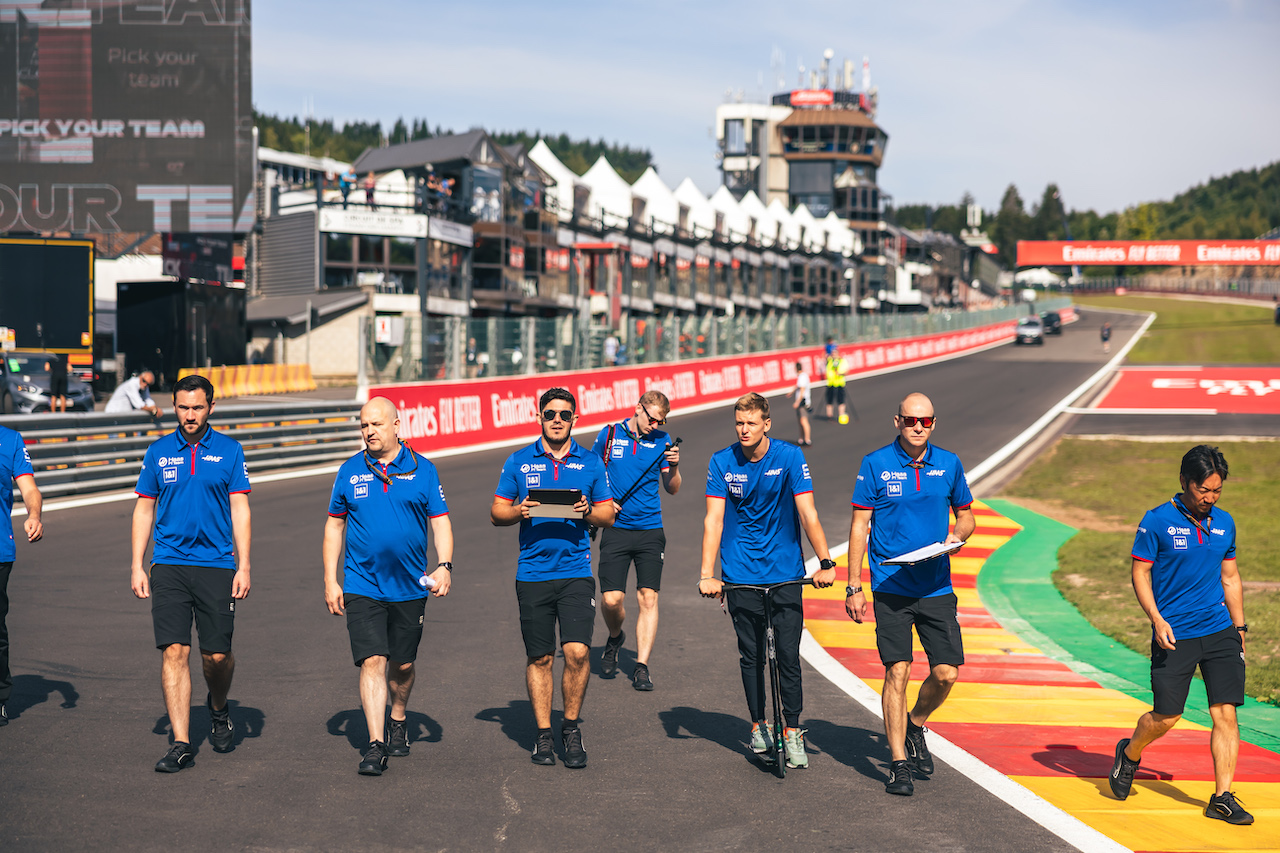 GP BELGIO, Mick Schumacher (GER) Haas F1 Team walks the circuit with the team.
25.08.2022. Formula 1 World Championship, Rd 14, Belgian Grand Prix, Spa Francorchamps, Belgium, Preparation Day.
- www.xpbimages.com, EMail: requests@xpbimages.com © Copyright: Bearne / XPB Images
