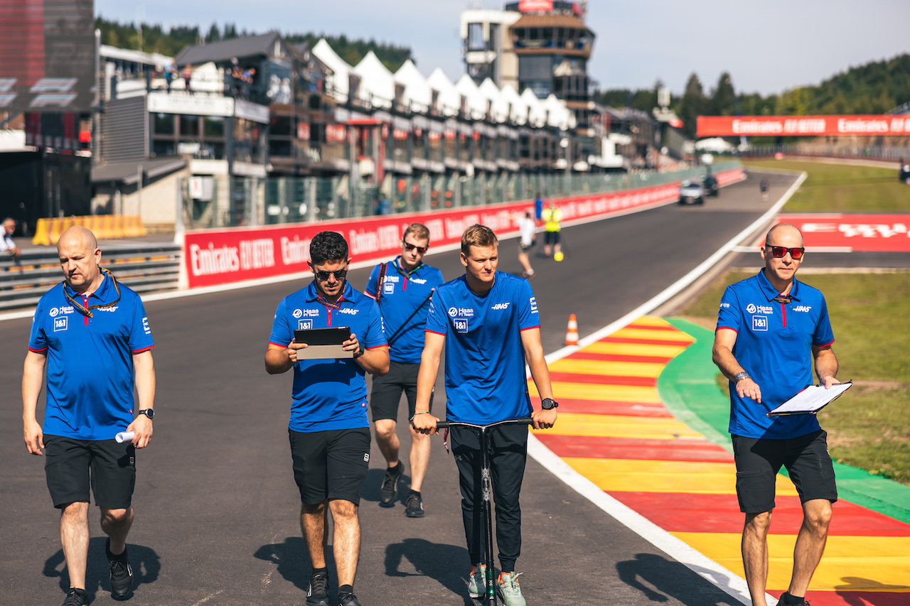 GP BELGIO, Mick Schumacher (GER) Haas F1 Team walks the circuit with the team.
25.08.2022. Formula 1 World Championship, Rd 14, Belgian Grand Prix, Spa Francorchamps, Belgium, Preparation Day.
- www.xpbimages.com, EMail: requests@xpbimages.com © Copyright: Bearne / XPB Images