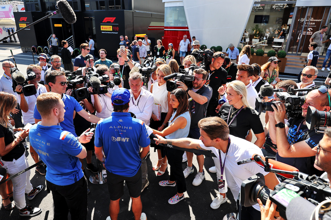 GP BELGIO, Fernando Alonso (ESP) Alpine F1 Team with the media.
25.08.2022. Formula 1 World Championship, Rd 14, Belgian Grand Prix, Spa Francorchamps, Belgium, Preparation Day.
- www.xpbimages.com, EMail: requests@xpbimages.com © Copyright: Moy / XPB Images