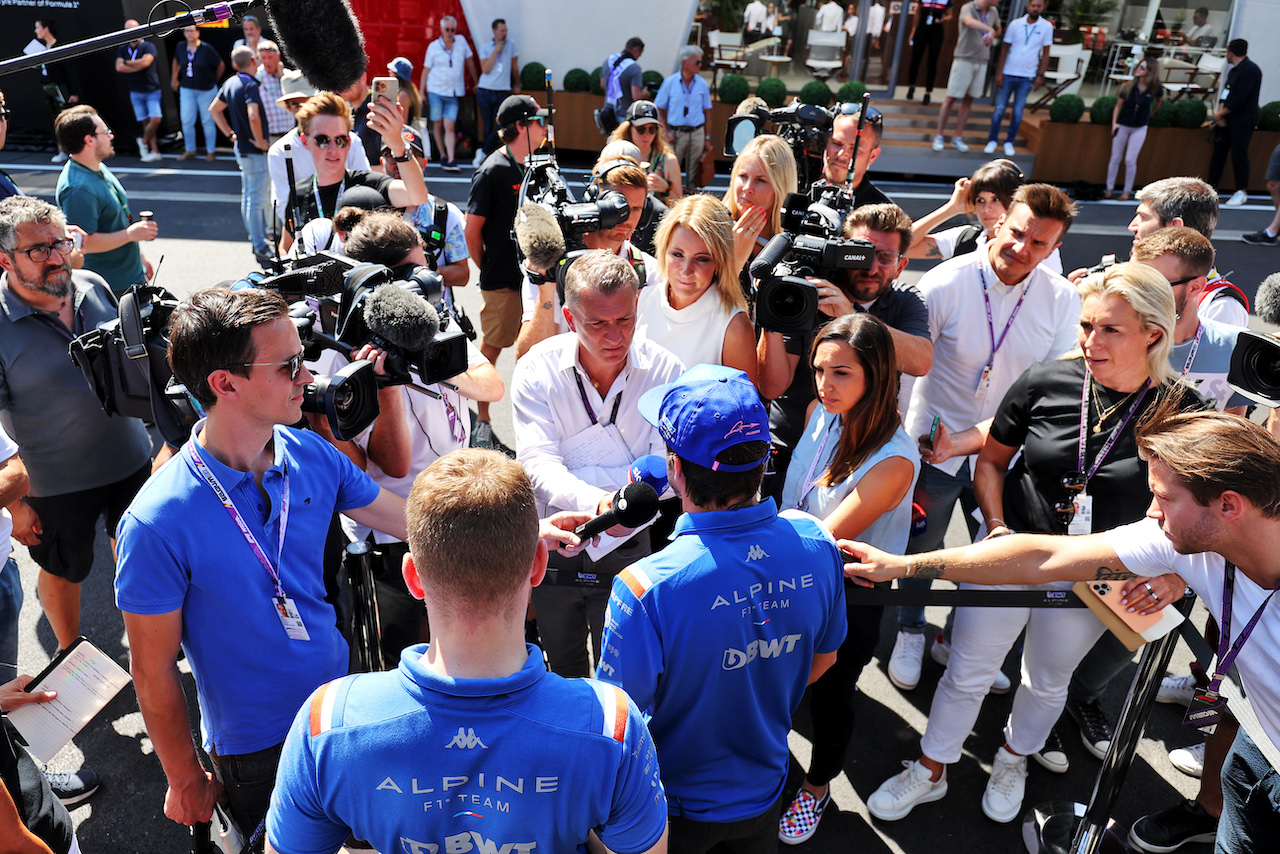 GP BELGIO, Fernando Alonso (ESP) Alpine F1 Team with the media.
25.08.2022. Formula 1 World Championship, Rd 14, Belgian Grand Prix, Spa Francorchamps, Belgium, Preparation Day.
- www.xpbimages.com, EMail: requests@xpbimages.com © Copyright: Moy / XPB Images