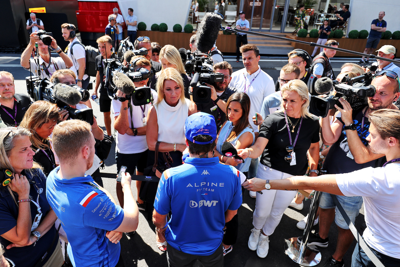 GP BELGIO, Fernando Alonso (ESP) Alpine F1 Team with the media.
25.08.2022. Formula 1 World Championship, Rd 14, Belgian Grand Prix, Spa Francorchamps, Belgium, Preparation Day.
- www.xpbimages.com, EMail: requests@xpbimages.com © Copyright: Moy / XPB Images