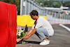 GP BELGIO, Pierre Gasly (FRA) AlphaTauri pays his respects to Anthoine Hubert.
25.08.2022. Formula 1 World Championship, Rd 14, Belgian Grand Prix, Spa Francorchamps, Belgium, Preparation Day.
- www.xpbimages.com, EMail: requests@xpbimages.com © Copyright: Moy / XPB Images