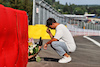 GP BELGIO, Pierre Gasly (FRA) AlphaTauri pays his respects to Anthoine Hubert.
25.08.2022. Formula 1 World Championship, Rd 14, Belgian Grand Prix, Spa Francorchamps, Belgium, Preparation Day.
- www.xpbimages.com, EMail: requests@xpbimages.com © Copyright: Moy / XPB Images