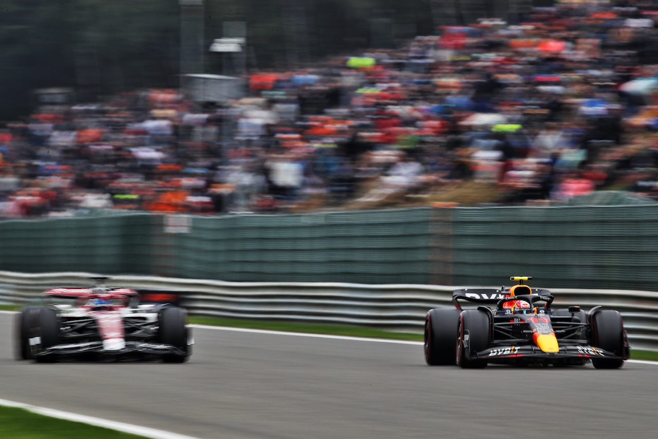 GP BELGIO, Max Verstappen (NLD) Red Bull Racing RB18 (Right) e Valtteri Bottas (FIN) Alfa Romeo F1 Team C42 (Left).
27.08.2022. Formula 1 World Championship, Rd 14, Belgian Grand Prix, Spa Francorchamps, Belgium, Qualifiche Day.
 - www.xpbimages.com, EMail: requests@xpbimages.com © Copyright: Coates / XPB Images