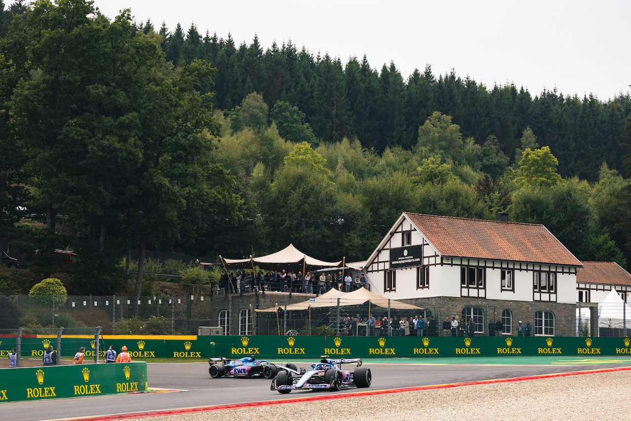 GP BELGIO, Esteban Ocon (FRA) Alpine F1 Team A522 davanti a team mate Fernando Alonso (ESP) Alpine F1 Team A522.
27.08.2022. Formula 1 World Championship, Rd 14, Belgian Grand Prix, Spa Francorchamps, Belgium, Qualifiche Day.
- www.xpbimages.com, EMail: requests@xpbimages.com © Copyright: Bearne / XPB Images