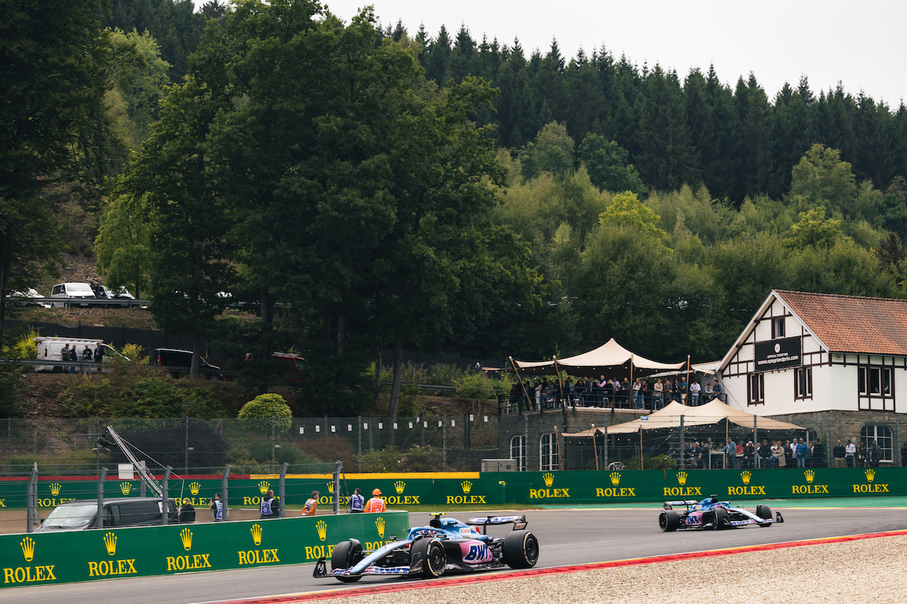 GP BELGIO, Esteban Ocon (FRA) Alpine F1 Team A522 davanti a team mate Fernando Alonso (ESP) Alpine F1 Team A522.
27.08.2022. Formula 1 World Championship, Rd 14, Belgian Grand Prix, Spa Francorchamps, Belgium, Qualifiche Day.
- www.xpbimages.com, EMail: requests@xpbimages.com © Copyright: Bearne / XPB Images