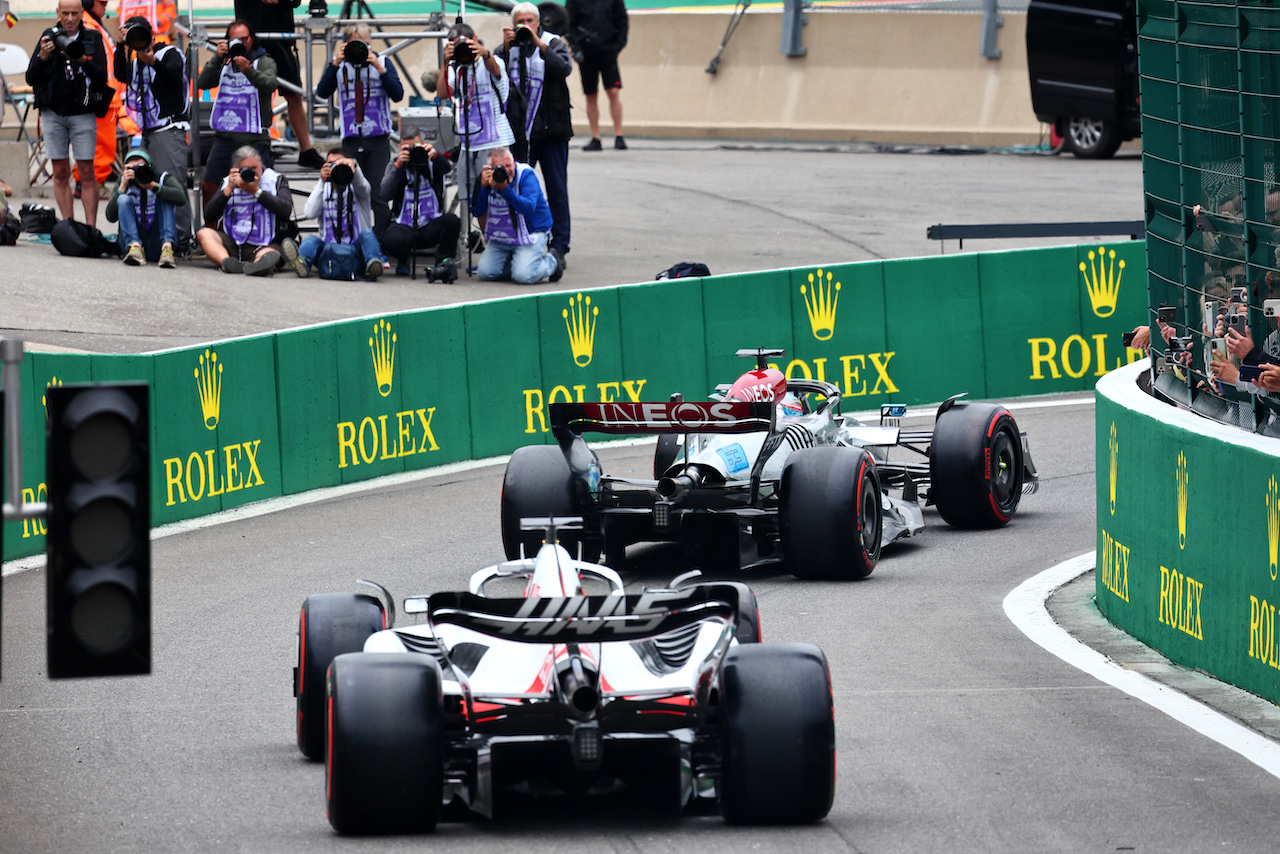 GP BELGIO, George Russell (GBR) Mercedes AMG F1 W13 e Kevin Magnussen (DEN) Haas VF-22 leave the pits.
27.08.2022. Formula 1 World Championship, Rd 14, Belgian Grand Prix, Spa Francorchamps, Belgium, Qualifiche Day.
- www.xpbimages.com, EMail: requests@xpbimages.com © Copyright: Batchelor / XPB Images