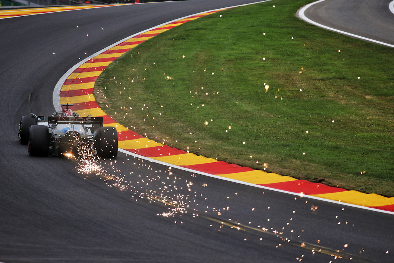 GP BELGIO, George Russell (GBR) Mercedes AMG F1 W13 sends sparks flying.
27.08.2022. Formula 1 World Championship, Rd 14, Belgian Grand Prix, Spa Francorchamps, Belgium, Qualifiche Day.
 - www.xpbimages.com, EMail: requests@xpbimages.com © Copyright: Coates / XPB Images