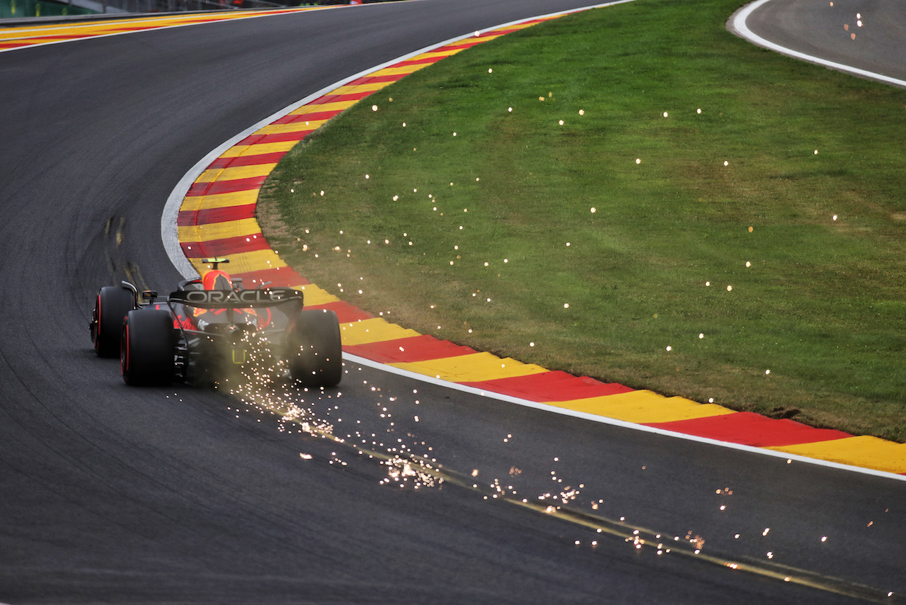 GP BELGIO, Sergio Perez (MEX) Red Bull Racing RB18 sends sparks flying.
27.08.2022. Formula 1 World Championship, Rd 14, Belgian Grand Prix, Spa Francorchamps, Belgium, Qualifiche Day.
 - www.xpbimages.com, EMail: requests@xpbimages.com © Copyright: Coates / XPB Images