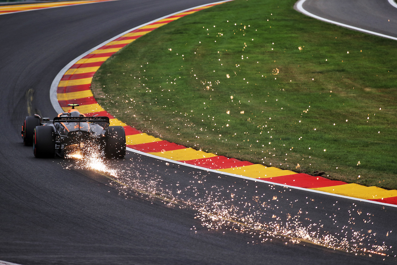 GP BELGIO, Lando Norris (GBR) McLaren MCL36 sends sparks flying.
27.08.2022. Formula 1 World Championship, Rd 14, Belgian Grand Prix, Spa Francorchamps, Belgium, Qualifiche Day.
 - www.xpbimages.com, EMail: requests@xpbimages.com © Copyright: Coates / XPB Images