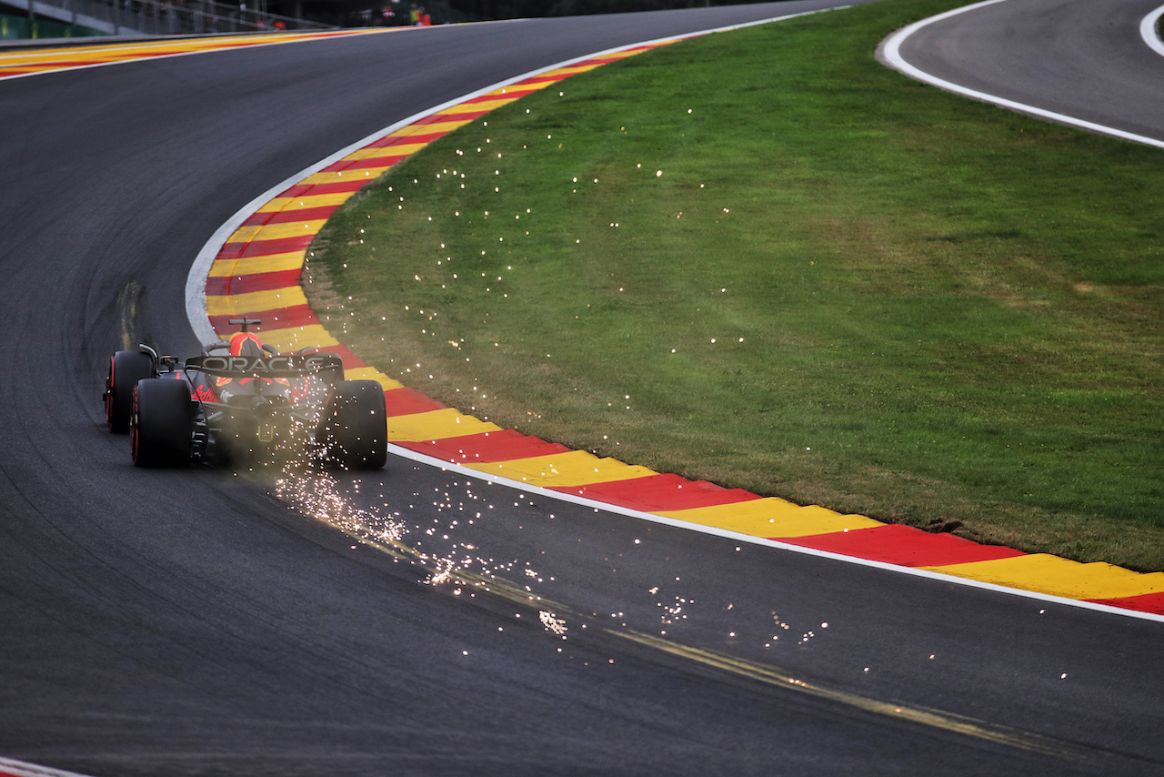 GP BELGIO, Max Verstappen (NLD) Red Bull Racing RB18 sends sparks flying.
27.08.2022. Formula 1 World Championship, Rd 14, Belgian Grand Prix, Spa Francorchamps, Belgium, Qualifiche Day.
 - www.xpbimages.com, EMail: requests@xpbimages.com © Copyright: Coates / XPB Images