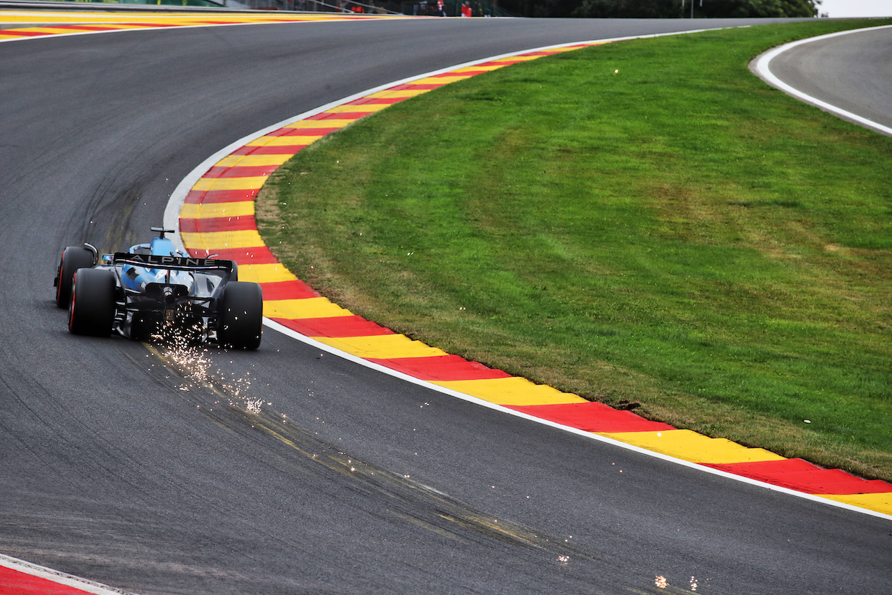 GP BELGIO, Fernando Alonso (ESP) Alpine F1 Team A522 sends sparks flying.
27.08.2022. Formula 1 World Championship, Rd 14, Belgian Grand Prix, Spa Francorchamps, Belgium, Qualifiche Day.
 - www.xpbimages.com, EMail: requests@xpbimages.com © Copyright: Coates / XPB Images