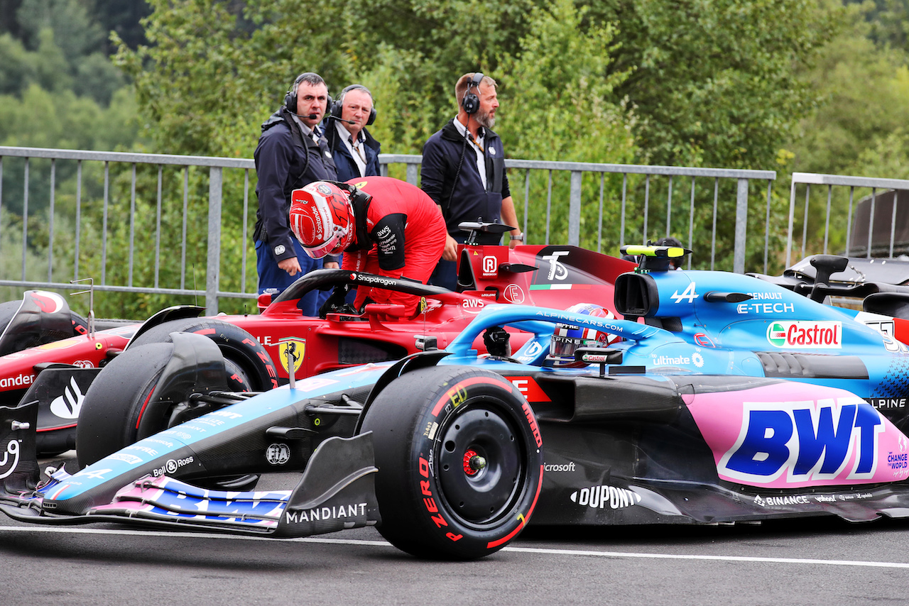 GP BELGIO, Esteban Ocon (FRA) Alpine F1 Team A522 e Charles Leclerc (MON) Ferrari F1-75 in parc ferme.
27.08.2022. Formula 1 World Championship, Rd 14, Belgian Grand Prix, Spa Francorchamps, Belgium, Qualifiche Day.
 - www.xpbimages.com, EMail: requests@xpbimages.com © Copyright: Coates / XPB Images