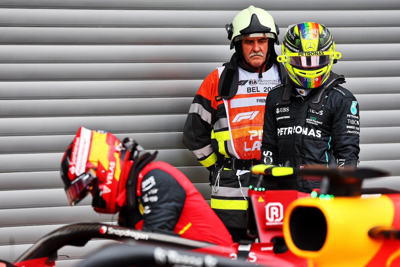GP BELGIO, Lewis Hamilton (GBR) Mercedes AMG F1 e Carlos Sainz Jr (ESP) Ferrari F1-75 in parc ferme.
27.08.2022. Formula 1 World Championship, Rd 14, Belgian Grand Prix, Spa Francorchamps, Belgium, Qualifiche Day.
- www.xpbimages.com, EMail: requests@xpbimages.com © Copyright: Batchelor / XPB Images