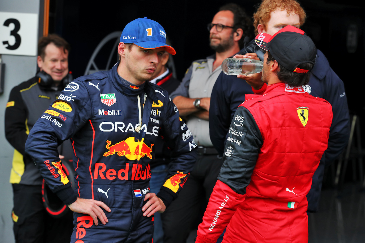 GP BELGIO, (L to R): Max Verstappen (NLD) Red Bull Racing in qualifying parc ferme with Carlos Sainz Jr (ESP) Ferrari.
27.08.2022. Formula 1 World Championship, Rd 14, Belgian Grand Prix, Spa Francorchamps, Belgium, Qualifiche Day.
 - www.xpbimages.com, EMail: requests@xpbimages.com © Copyright: Coates / XPB Images