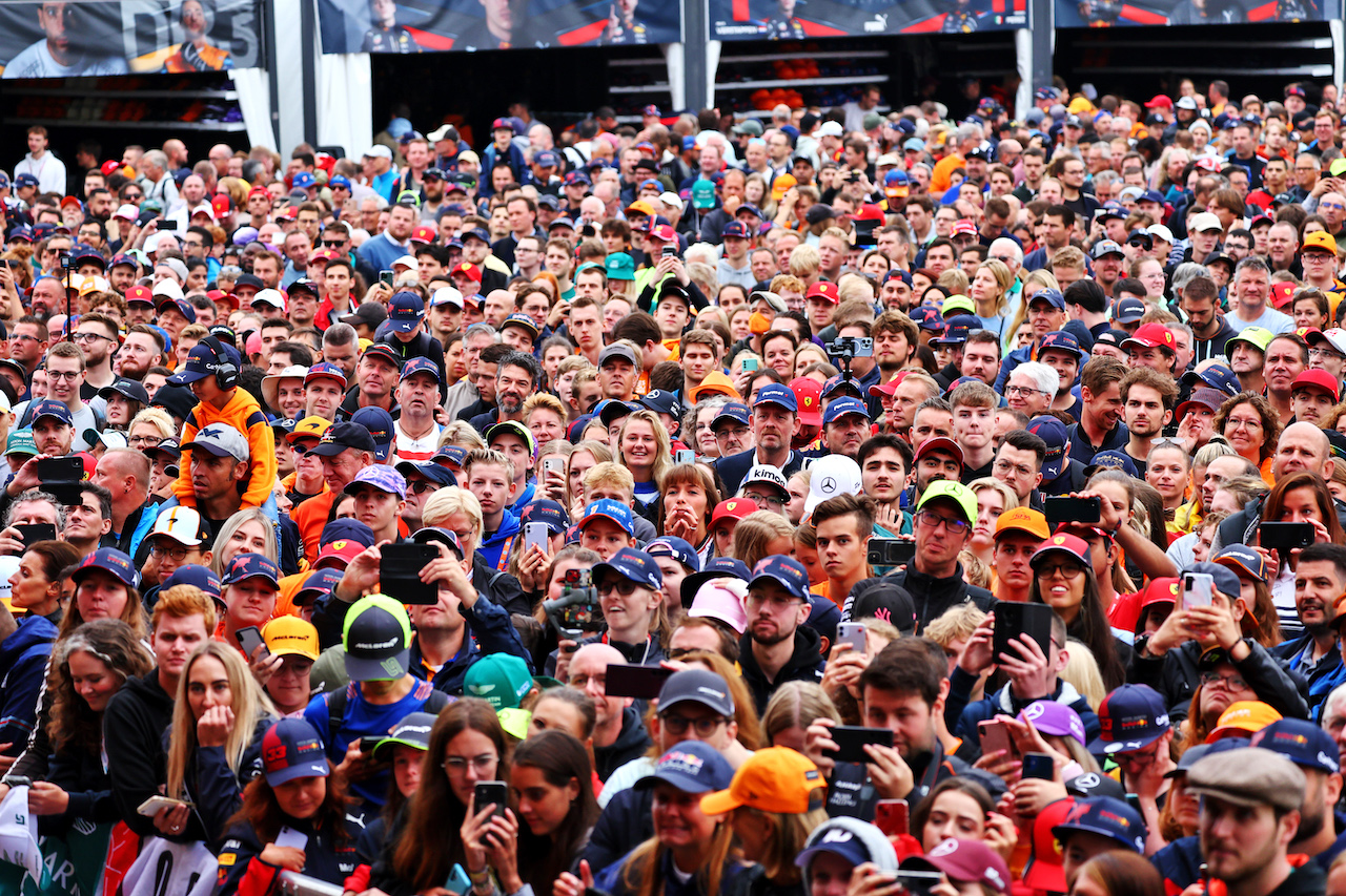 GP BELGIO, Circuit Atmosfera - fans at the FanZone Stage.
27.08.2022. Formula 1 World Championship, Rd 14, Belgian Grand Prix, Spa Francorchamps, Belgium, Qualifiche Day.
- www.xpbimages.com, EMail: requests@xpbimages.com © Copyright: Batchelor / XPB Images