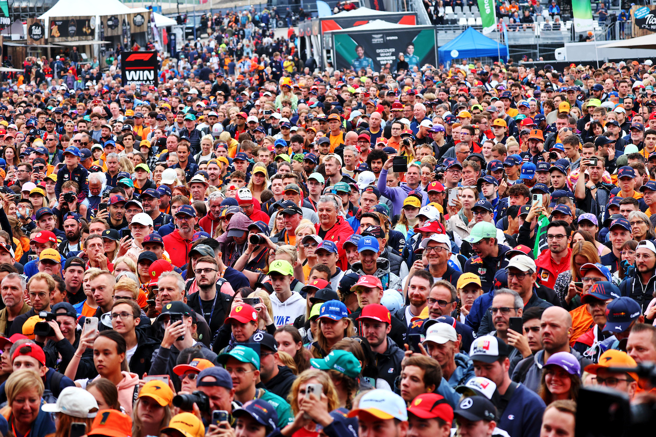 GP BELGIO, Circuit Atmosfera - fans at the FanZone Stage.
27.08.2022. Formula 1 World Championship, Rd 14, Belgian Grand Prix, Spa Francorchamps, Belgium, Qualifiche Day.
- www.xpbimages.com, EMail: requests@xpbimages.com © Copyright: Batchelor / XPB Images