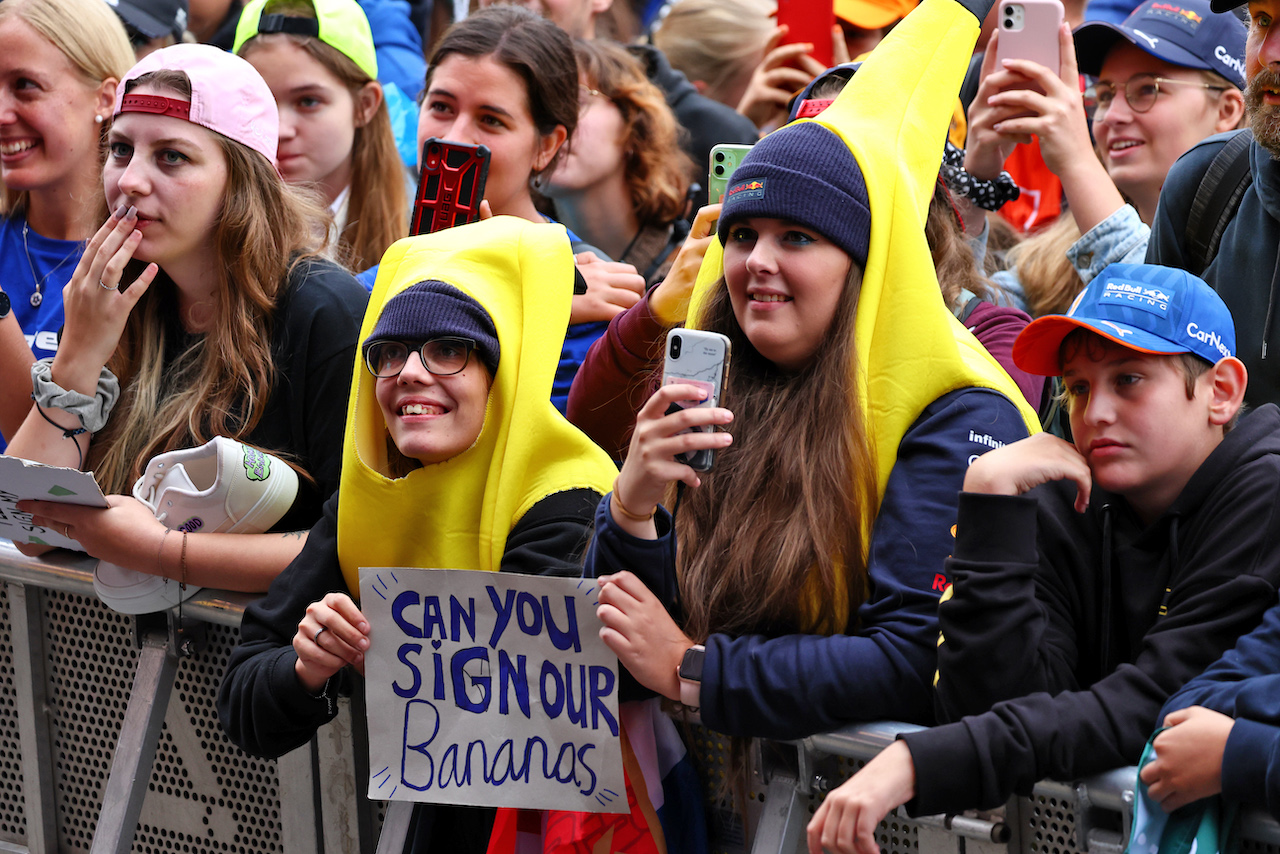 GP BELGIO, Circuit Atmosfera - fans at the FanZone Stage.
27.08.2022. Formula 1 World Championship, Rd 14, Belgian Grand Prix, Spa Francorchamps, Belgium, Qualifiche Day.
- www.xpbimages.com, EMail: requests@xpbimages.com © Copyright: Batchelor / XPB Images
