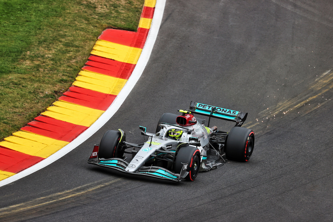 GP BELGIO, Lewis Hamilton (GBR) Mercedes AMG F1 W13 sends sparks flying.
27.08.2022. Formula 1 World Championship, Rd 14, Belgian Grand Prix, Spa Francorchamps, Belgium, Qualifiche Day.
- www.xpbimages.com, EMail: requests@xpbimages.com © Copyright: Moy / XPB Images