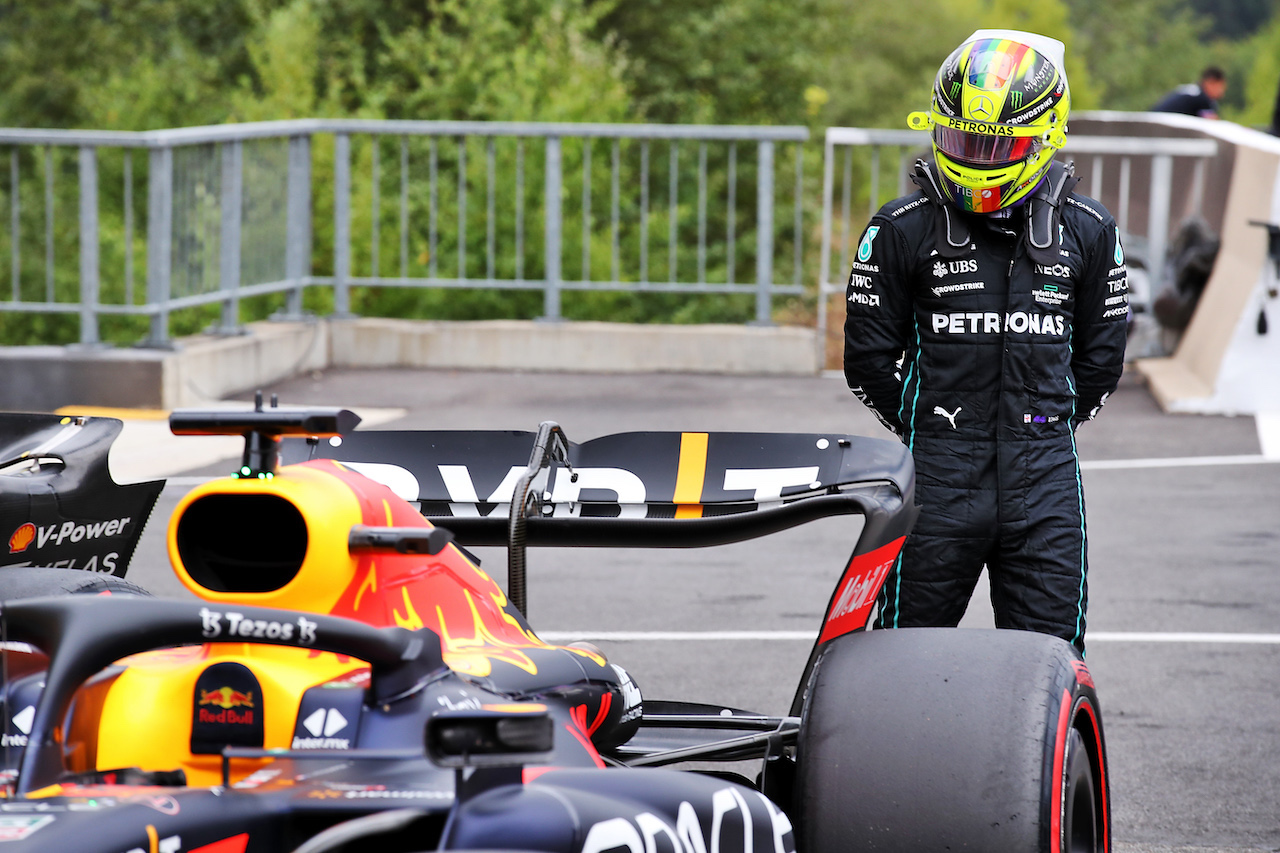 GP BELGIO, Lewis Hamilton (GBR) Mercedes AMG F1 takes a look at the Red Bull Racing RB18 of Max Verstappen (NLD) Red Bull Racing.
27.08.2022. Formula 1 World Championship, Rd 14, Belgian Grand Prix, Spa Francorchamps, Belgium, Qualifiche Day.
 - www.xpbimages.com, EMail: requests@xpbimages.com © Copyright: Coates / XPB Images